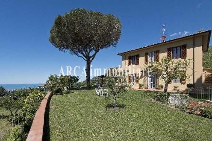 Foto Villa unifamiliare a Massarosa Bargecchia, Corsanico di 350 m²