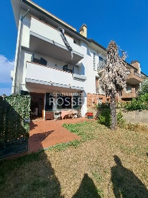 Foto Villa a schiera a Empoli Serravalle - Tinaia di 200 m² con 6 locali