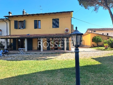 Foto Villa bifamiliare a Fucecchio di 300 m² con 8 locali in vendita