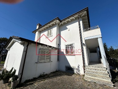 Foto Villa unifamiliare a Camaiore Capezzano Pianore di 180 m² con 7 locali