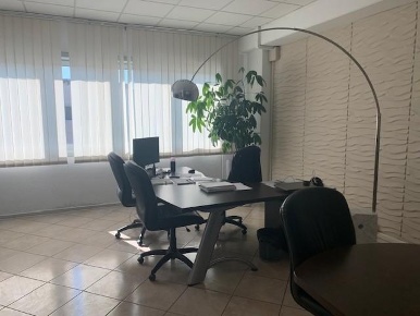 Foto Capannone industriale a Livorno Salviano di 569 m² con 6 locali