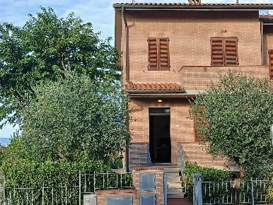 Foto Villa a schiera a Torrita di Siena Centro di 165 m² con 10 locali