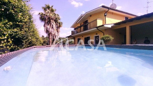Foto Villa unifamiliare a Lariano Centro di 265 m² con 4 locali in vendita