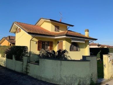 Foto Villa unifamiliare a Massarosa Piano di Mommio di 180 m² con 8 locali