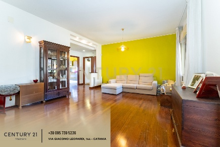 Foto Villa singola in Via G. Grassi 18, Trecastagni di 160 m² con 7 locali