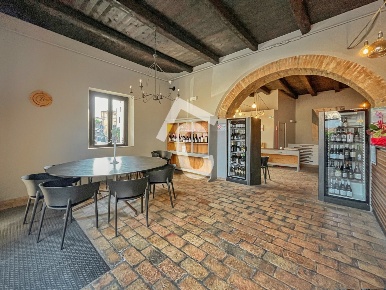 Foto Attività commerciale a Jesi Centro Storico di 293 m² con 3 locali