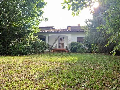 Foto Villa unifamiliare in Via di Tiglio 98, Lucca di 200 m² con 9 locali