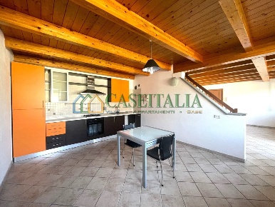 Foto Appartamento a Ivrea di 80 m² con 4 locali in affitto