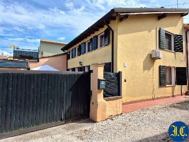Foto Villa a schiera in Carlo Poma 7, Villafranca di Verona di 185 m²