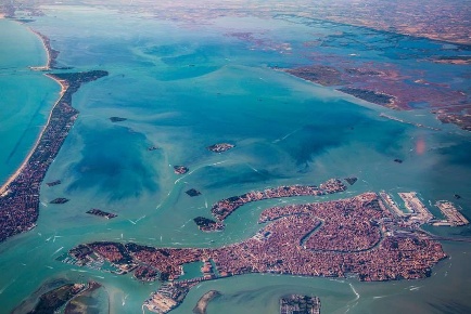 Foto Attività commerciale in Campo Santa Margherita, Venezia di 160 m²