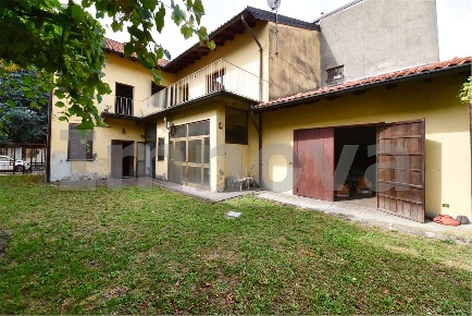 Foto Casa indipendente in Via Battisti 4, Cesano Maderno di 350 m²
