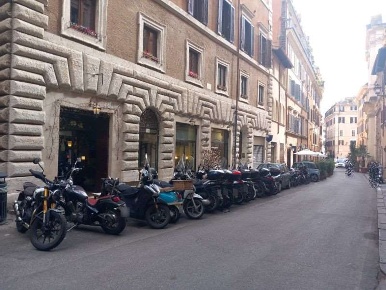 Foto Negozio in Via dei Banchi Vecchi 124, Roma Via Giulia di 49 m²