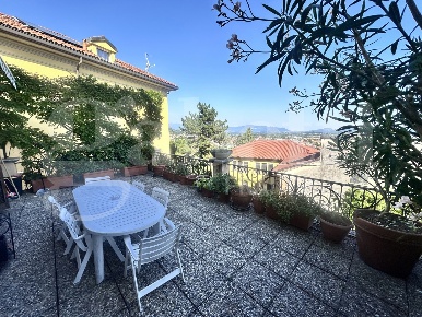 Foto Appartamento in Via Tassera snc, Erba Centro di 287 m² con 6 locali