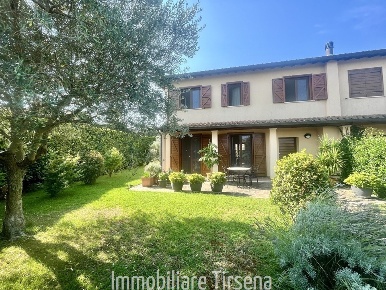 Foto Villa a schiera a Orvieto di 234 m² con 6 locali in vendita