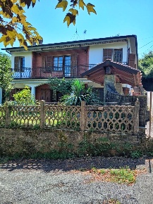 Foto Villa unifamiliare a Borghetto di Vara Centro di 241 m² con 8 locali