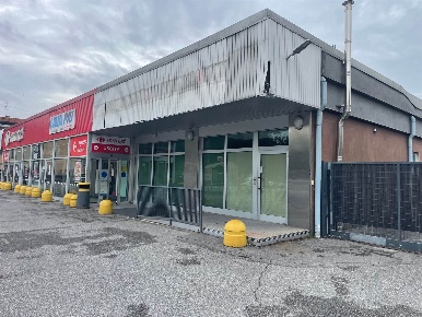 Foto Negozio a Monza San Rocco di 231 m² con 4 locali in affitto