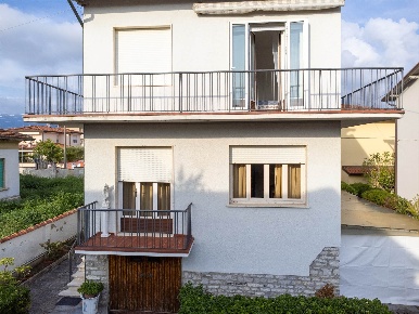 Foto Villa unifamiliare a Camaiore Lido di Camaiore di 96 m² con 9 locali