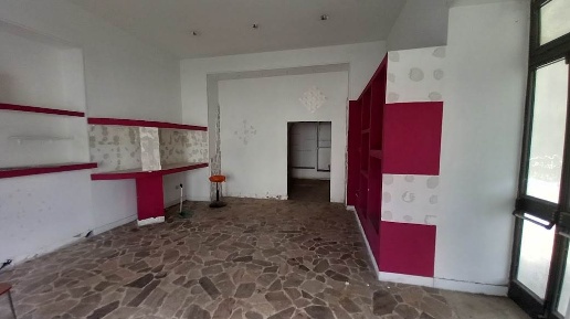 Foto Locale commerciale in via Nazionale delle Puglie, Cimitile di 60 m²