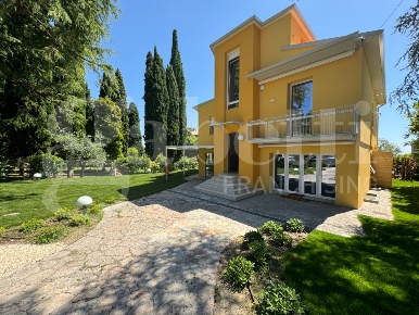 Foto Attico in Via Metelli 78, Padenghe sul Garda Centro di 242 m²