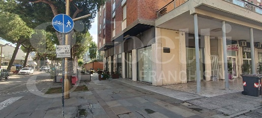 Foto Negozio in Viale Delle Nazioni 113, Ravenna Marina di Ravenna di 48 m²