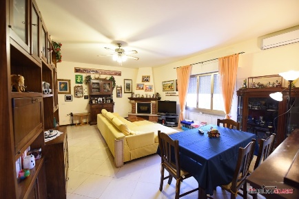 Foto Villa unifamiliare a Casole d'Elsa Centro di 280 m² con 8 locali
