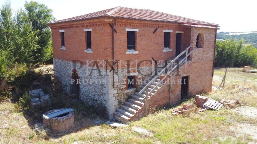 Foto Rustico a Asciano di 1374 m² con 10 locali in vendita
