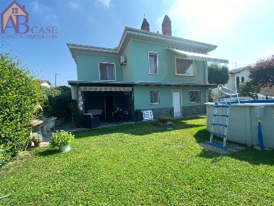 Foto Villa unifamiliare in Via mazzini, Gambolò Centro di 210 m² in vendita