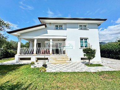 Foto Villa bifamiliare in via luigi galvani, Pietrasanta di 320 m²