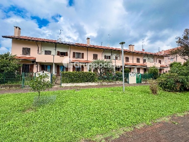 Foto Villa a schiera in Via Santa Gianna Beretta, Magenta Centro di 215 m²