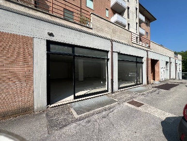 Foto Locale commerciale in viale Xiii luglio, Fabriano Centro di 128 m²