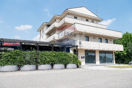 Foto Locale commerciale in via Provinciale, Bergamo di 450 m² con 5 locali