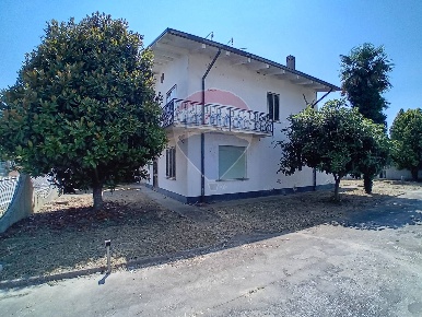 Foto Casa indipendente a Riva del Po Berra di 492 m² con 8 locali