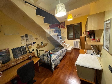 Foto Villa bifamiliare in Via Monte d'Alba, Trani di 209 m² con 9 locali