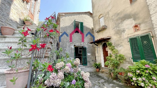 Foto Case semi ndipendenti a Villa Basilica Centro di 198 m² con 8 locali