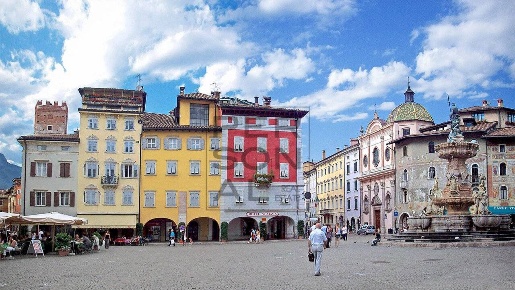 Foto Negozio a Trento Centro Storico di 180 m² con 4 locali in affitto