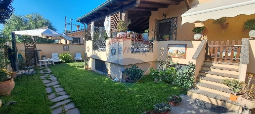 Foto Villa unifamiliare in Via Merano, Roma Infernetto di 140 m² in vendita