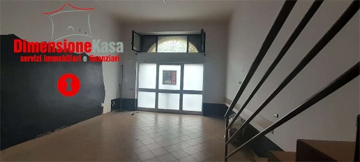 Foto Negozio in Via Francesco siciliano, Camposano Centro di 40 m²