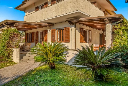 Foto Villa bifamiliare in Via Versilia, Forte dei Marmi Vittoria Apuana