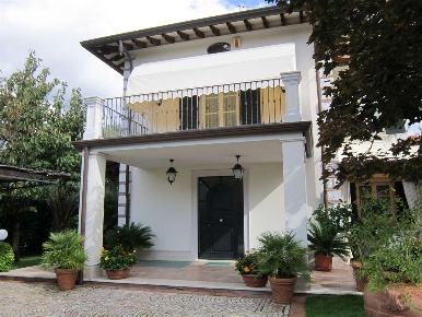 Foto Villa bifamiliare in Via Calamandrei, Forte dei Marmi Vittoria Apuana