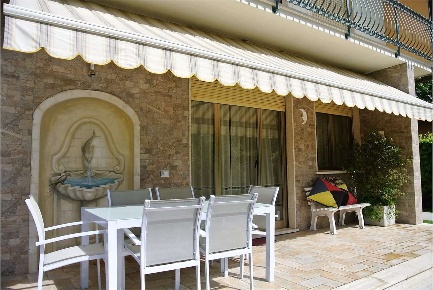 Foto Villa bifamiliare in Via Viani, Forte dei Marmi Vittoria Apuana