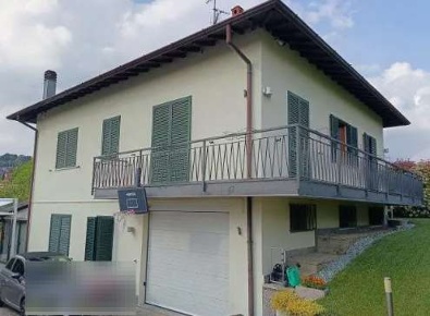 Foto Villa unifamiliare in Via Pontida, Capiago Intimiano di 308 m²