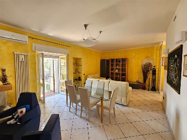 Foto Appartamento a Jesi di 130 m² con 6 locali in affitto