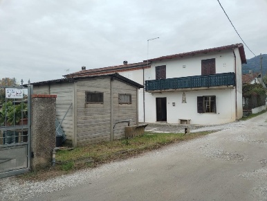 Foto Appartamento a Massa Cinque Vie di 90 m² con 3 locali in vendita