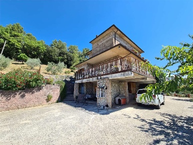 Foto Villa unifamiliare in Strada di San Mamiliano, Terni di 300 m²