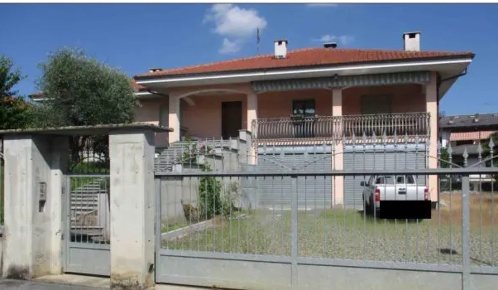 Foto Villa bifamiliare a Castellamonte Centro di 706 m² con 21 locali