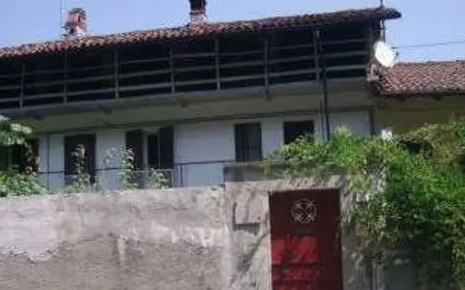 Foto Casa indipendente a Azeglio Centro di 295 m² con 9 locali in vendita