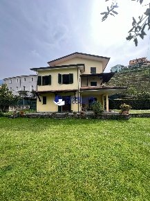 Foto Villa bifamiliare a Montignoso Capanne, Prato di 197 m² con 11 locali