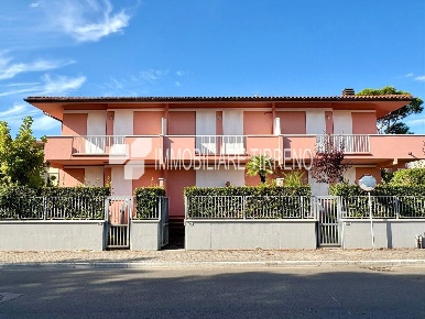 Foto Villa a schiera a Massa Marina di Massa Centro di 70 m² con 3 locali
