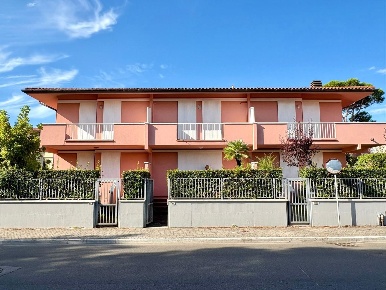 Foto Villa a schiera a Massa Marina di Massa Centro di 70 m² con 3 locali