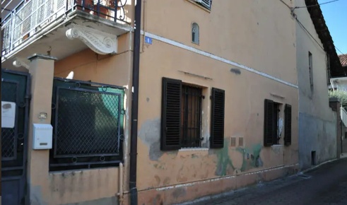 Foto Casa indipendente a Feletto di 217 m² con 10 locali in vendita